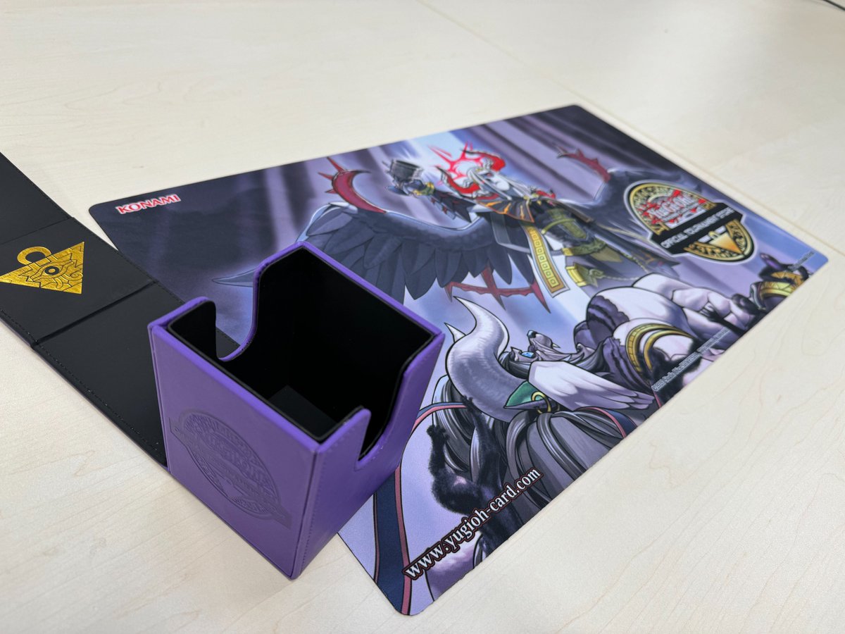De nouveaux accessoires seront bientôt à gagner en boutiques ayant le statut OTS !
Vous aurez la possibilité de remporter une Deckbox Official Tournament Store violette, ainsi qu'un tapis de jeu au motif de la carte "Gouttelette de l'Interdit".