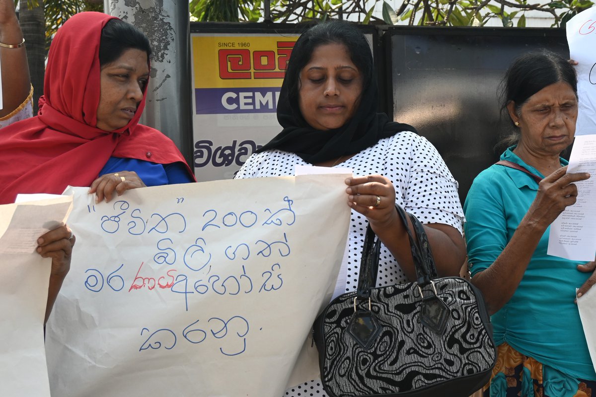 vikalpavoices's tweet photo. පසුගිය 9 වනදා පාර්ලිමේන්තුවට ඉදිරිපත් කළ 'ක්ෂුද්‍ර මූල්‍ය නියාමන අධිකාරි පනත් කෙ‌ටුම්පතට' එරෙහිව අද(19) #Colombo කොටුව දුම්රියපළ ඉදිරිපිටදී විරෝධතාවයක්: මෙම විරෝධතාවයට ලංකාවේ විවිධ ප්‍රදේශ නියෝජනය කරමින් ක්ෂුද්‍ර මූල්‍ය ණය වින්දිතයෝ සහභාගි වී සිටියහ. #srilanka #lka #Microfinance https://t.co/GbmVNHaLXG