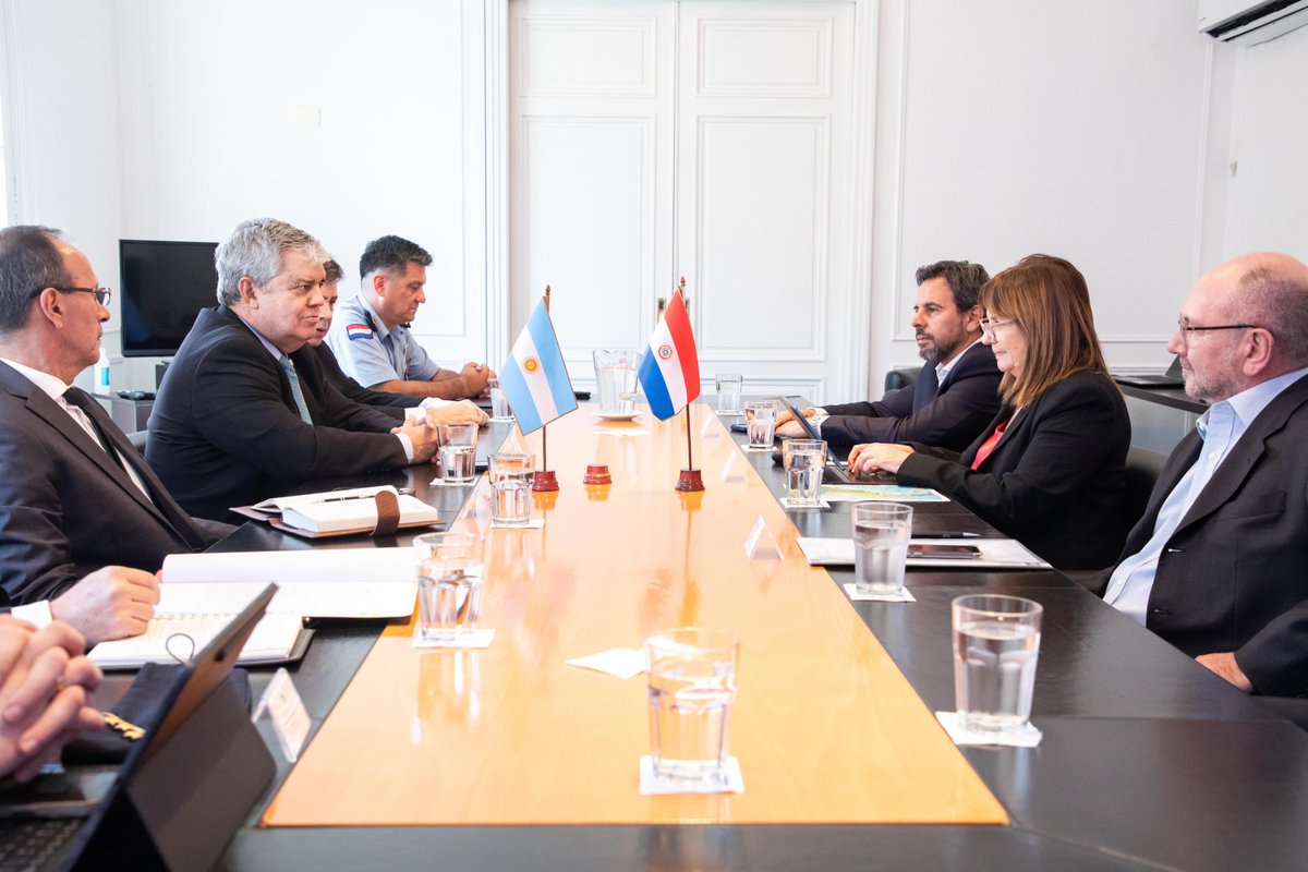 La ministra de Seguridad de la Nación, Patricia Bullrich, mantuvo una reunión con su par del Interior de Paraguay, Enrique Riera Escudero, para delinear una agenda de trabajo común contra el narcotráfico y el terrorismo.
🇦🇷🤝🇵🇾