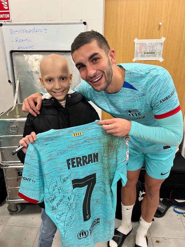 La grandeza del fútbol es esto: hacer feliz a mucha gente. Eres un ejemplo para todos nosotros <a href="/mariacmpfg/">M4RIA Princesa Futbolera Guerrera 👑⚽️🏹</a> Muchas gracias por el regalo y por tu cariño.🦈 Nos vemos pronto, campeona! ❤️ <a href="/FCBarcelona/">FC Barcelona</a>