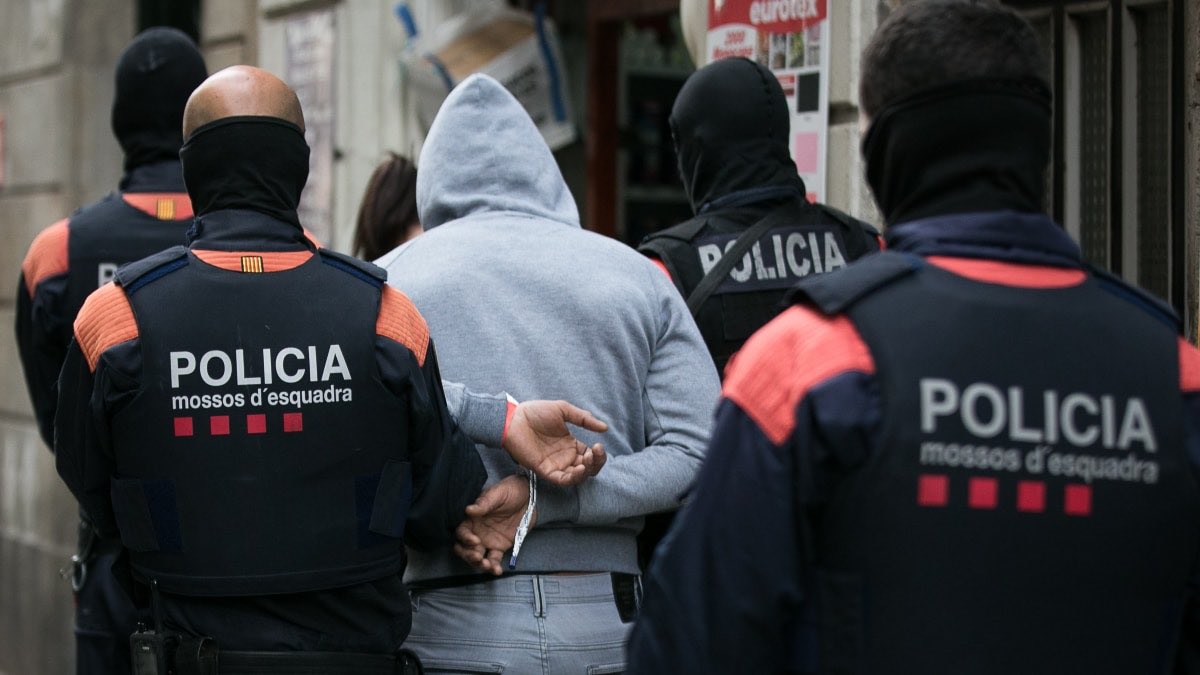 wallstwolverine's tweet photo. El 78,8% de los detenidos en Barcelona entre enero de 2022 y diciembre del pasado año eran extranjeros. 

Así se desprende de los datos de arrestados, tanto por la Guardia Urbana como por los Mossos d'Esquadra. 

Fueron un total de 37.168 detenciones durante el citado periodo. De ellas, 8.072, de españoles.