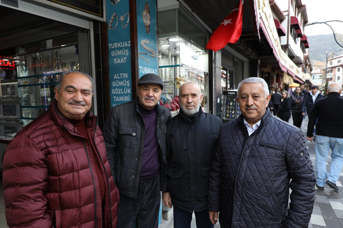 📍Türbe Camiinde Cuma namazı sonrası esnaf ve vatandaşlarımızla kucaklaştık.

Esnaflarımıza hayırlı ve bol kazançlar dileyerek, hemşehrilerimiz ile sohbet ettik.