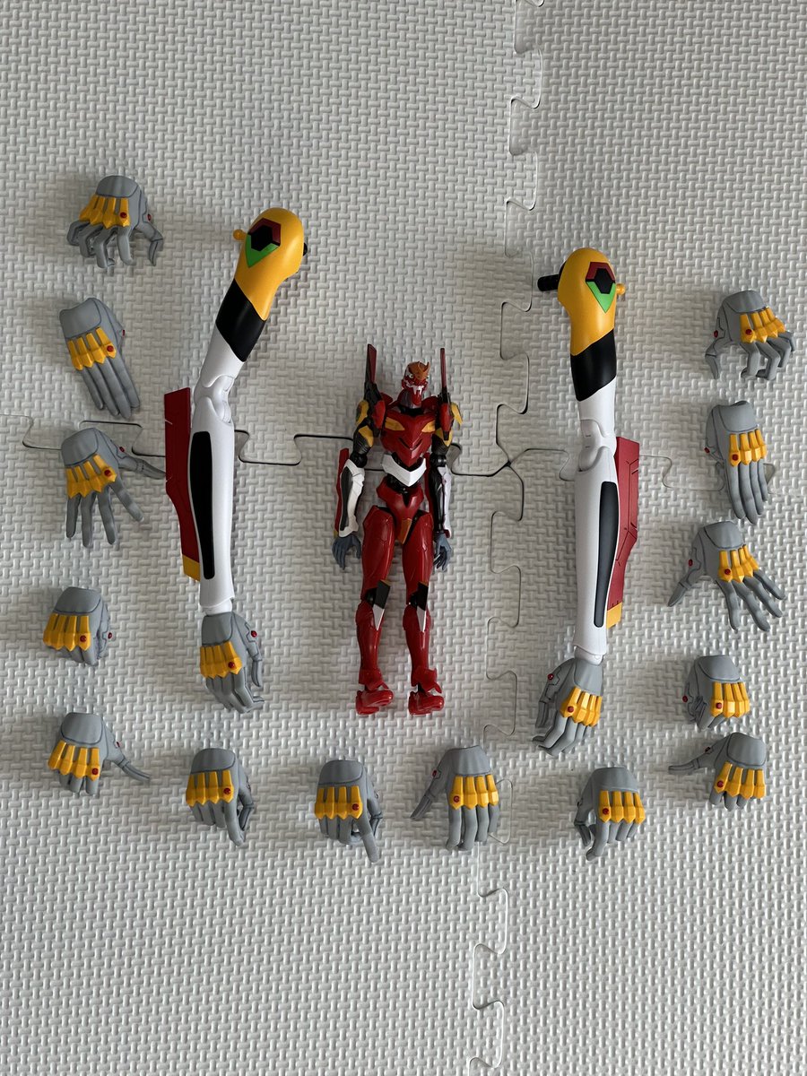 yonaka2puramo's tweet photo. 腕。一番時間がかかったのがハンドパーツ。PVC製でモールドが甘かったりパーティングラインが出てたりでスポンジヤスリをかけ彫刻刀で掘り直し。Vカラースプレーのベースグレーを吹きました。
続きます。 https://t.co/juGNvPEuoz