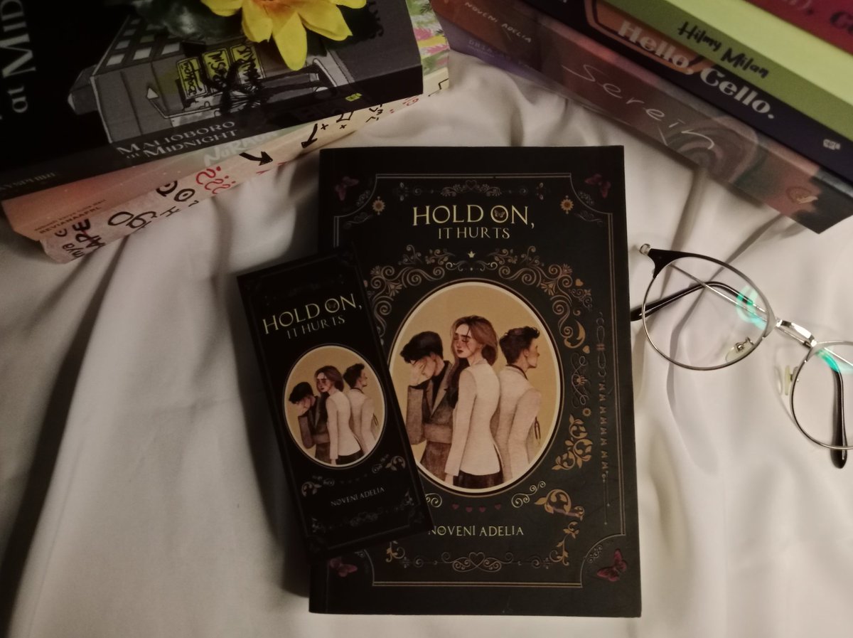 dysunflowr's tweet photo. semua orang harus tau kalo cover novel punya @lalalafindyou itu cantik semua, dan isinya juga bagusss semuaaa😭😭 https://t.co/QzLBJD6gc2