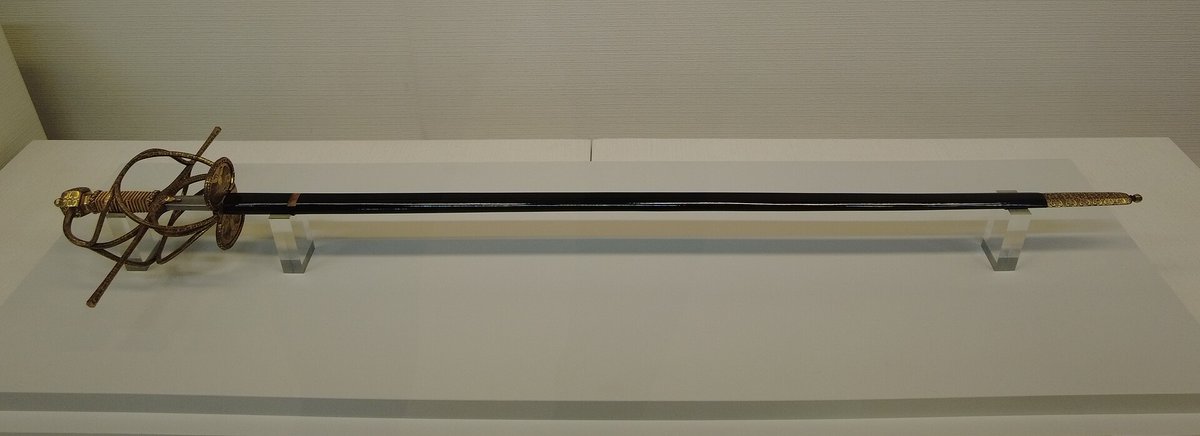 DBo2750puu0hfu3's tweet photo. １７世紀の日本では西洋のレイピアを模して「水口レイピア」(画像１)が製作されているが、海外でも１６７４年にトランシルヴァニア(ルーマニア)で日本刀を模したと思われる刀剣が製作されている(画像２~４)

全長91.5ｃｍ、刃長77.1cm、重量1.775g https://t.co/ghJ0sHC4YK