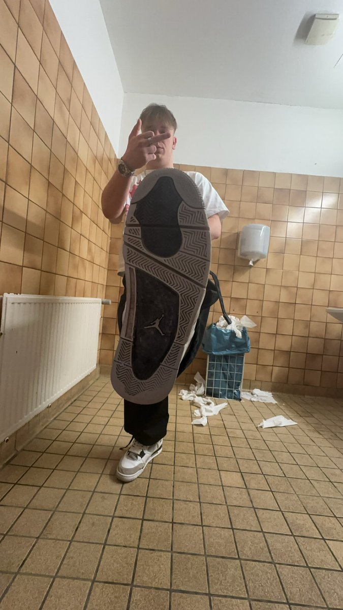 straight4cash's tweet image. Du weißt das du nichts wert bist du loser und jetzt drück ab 🙄!!