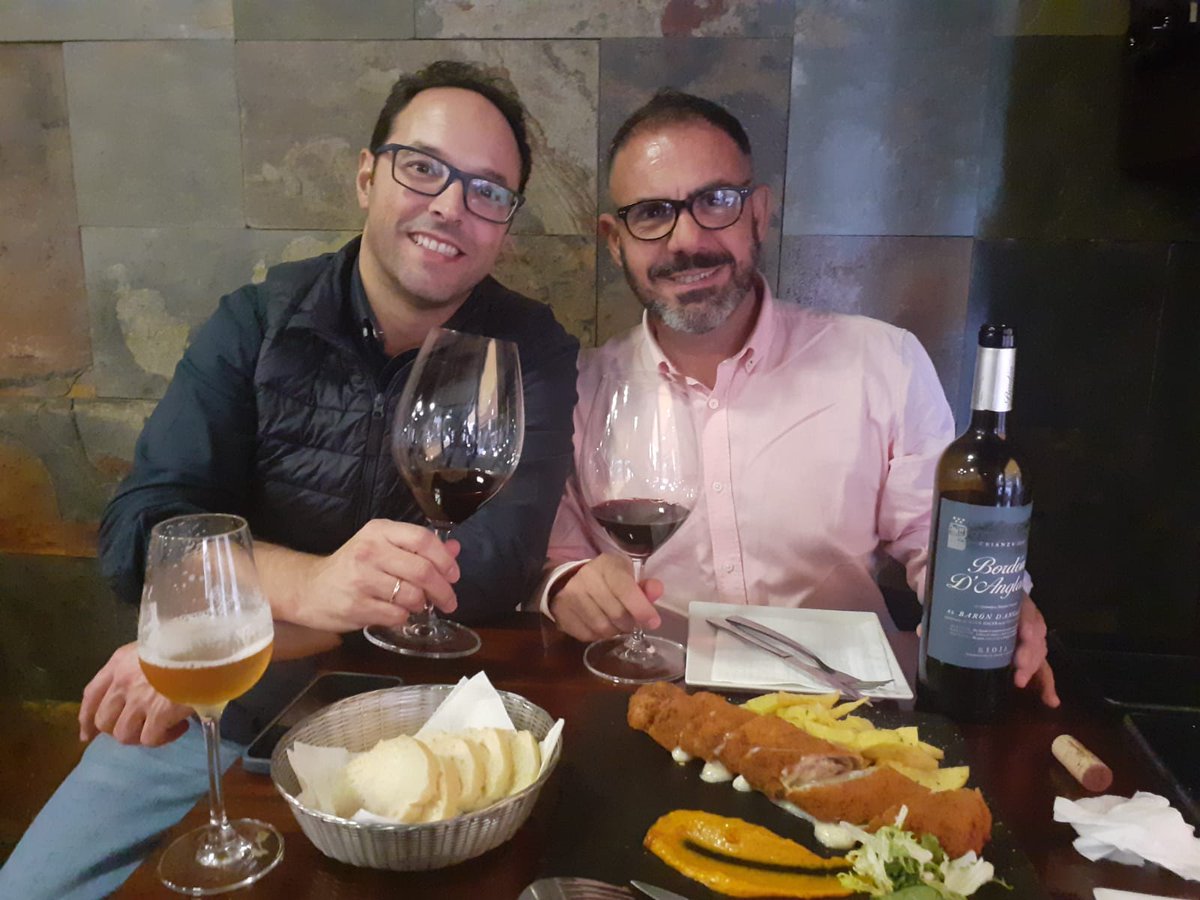 Nuestro comercial de zona sur Marco, junto a Antonio dueño del restaurante La Nueva Leñera, en Granada, brindando con nuestro #bordóndanglade. Este fin de semana #camarerounbordón.