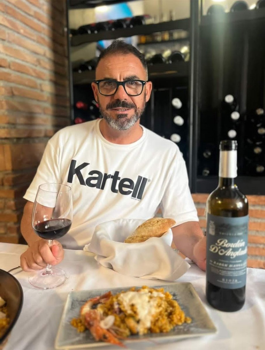 RiojaBordon's tweet photo. Nuestro comercial de zona sur Marco, junto a Antonio dueño del restaurante La Nueva Leñera, en Granada, brindando con nuestro #bordóndanglade. Este fin de semana #camarerounbordón. https://t.co/qlhHvaTJjI