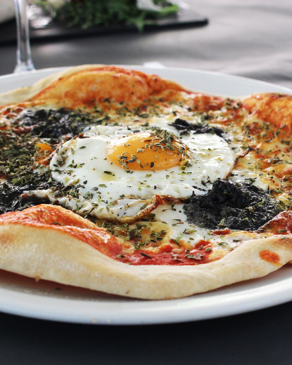 La  PIZZA TRUFADA BOPAN, elaborada amb la nostra massa de farina d'espelta,  mozzarella, tòfona negra, formatge parmesà, ou i orenga, és un dels  productes estrella de la nostra CARTA DE CUINA. Encara no l'has tastat?

#BOPAN  #pizza #pizzalovers #lovepizza #pizzaartesana #tapas