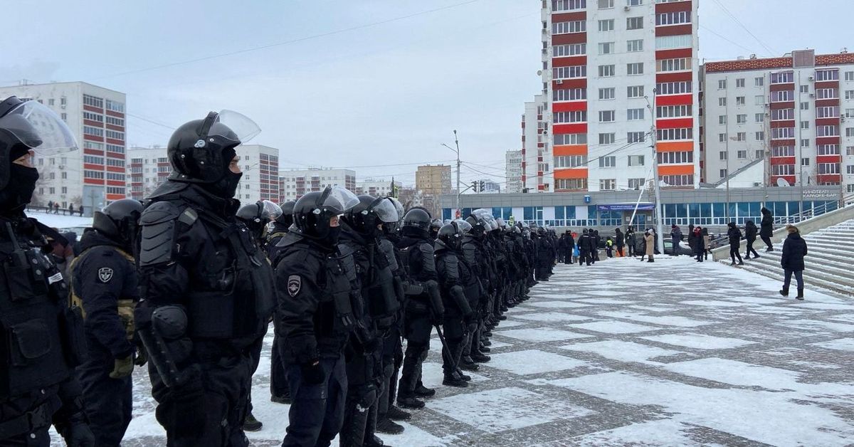 Russian police make arrests as protest moves to regional capital reut.rs/492lB1x