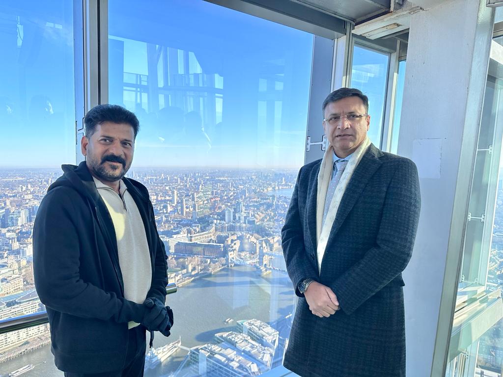 shadabnoornadvi's tweet photo. Telangana CM @revanth_anumula and AIMIM's @akbarowaisii explore London's urban development from Shard's 72nd floor. Overlooking the Thames, connecting old and modern London. @asadowaisi | @RahulGandhi
#RevanthReddy #AkbaruddinOwaisi #UrbanStudy #LondonShard #cityscape https://t.co/c3SBwbYyab