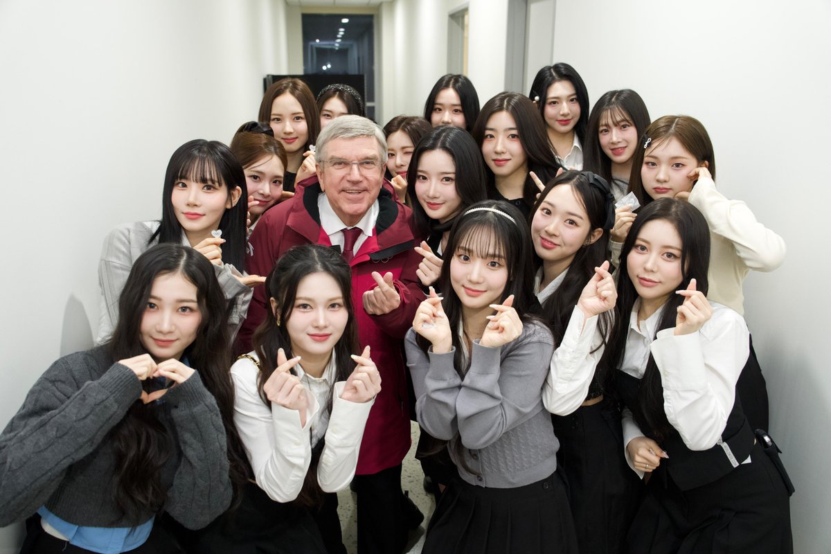 Moments before the #OpeningCeremony, the 24-member multinational girl group,@triplescosmos posed with IOC President, Thomas Bach. 

 #tripleS #트리플에스