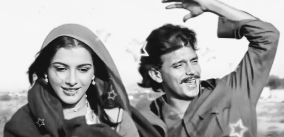 ChhotiKavita's tweet photo. *"जिहाल-ए-मिस्कीन मकुन बरंजिश,*

*बेहाल-ए-हिजरा बेचारा दिल है,*

*सुनाई देती है जिसकी धड़कन,*

*तुम्हारा दिल या हमारा दिल है..*"*

अर्थ-- मुझे रंजिश से भरी इन निगाहों से ना देखो क्योकि मेरा बेचारा दिल जुदाई के मारे यूँ ही बेहाल है। जिस दिल कि धड़कन, तुम सुन रहे हो वो तुम्हारा या मेरा ही दिल है।

यह गाना गीतकार *'गुलज़ार'* ने लिखा था। *लक्ष्मीकांत -प्यारेलाल* ने Compose किया था और *लता मंगेशकर* और *शब्बीर कुमार* ने गाया था। लेकिन गाने कि पहली लाइन क्या है यह कभी समझ नहीं आया। इसके बाद की Lyrics हिंदी में थी, जो समझ आ जाती थी। कई साल तक इस गाने को मै *"जिहाले मस्ती मुकुंद रंजिश"* सुनती रही और गाती भी रही।

गुलामी 1985 में आयी थी। गीतकार गुलज़ार ने यह गाना *अमीर खुसरो* कि एक बेहतरीन सूफियाना कविता से प्रेरित होकर बनाया था, जिसकी पहली लाइन कुछ इस तरह है -

*"जिहाल-ए -मिस्कीन मकुन तग़ाफ़ुल,*

*दौड़ाए नैना बनाये बतियां*

*के ताब-ए-हिजरां न दरम ए जाना,*

*न लेहो काहे लगाये छतियां"*

मतलब- आँखे दौड़ा के और बाते बनाकर मेरी बेबसी को नज़रअंदाज़ (तग़ाफ़ुल) मत करो। मेरे सब्र की अब इन्तेहाँ हो गयी है, मुझे सीने से क्यों नहीं लगाते।

पहली लाइन *पर्शियन* में है और दूसरी *बृज-भाषा* में।

*"जिहाले मस्ती"* की मस्ती युँ ही बनी रहेगी, लक्ष्मीकांत प्यारेलाल का म्यूजिक ही कुछ ऐसा था। जिन्हे लिरिक्स पता है उनके लिए इस गाने का अलग ही मज़ा है।

◆ मनोरमा त्रिपाठी