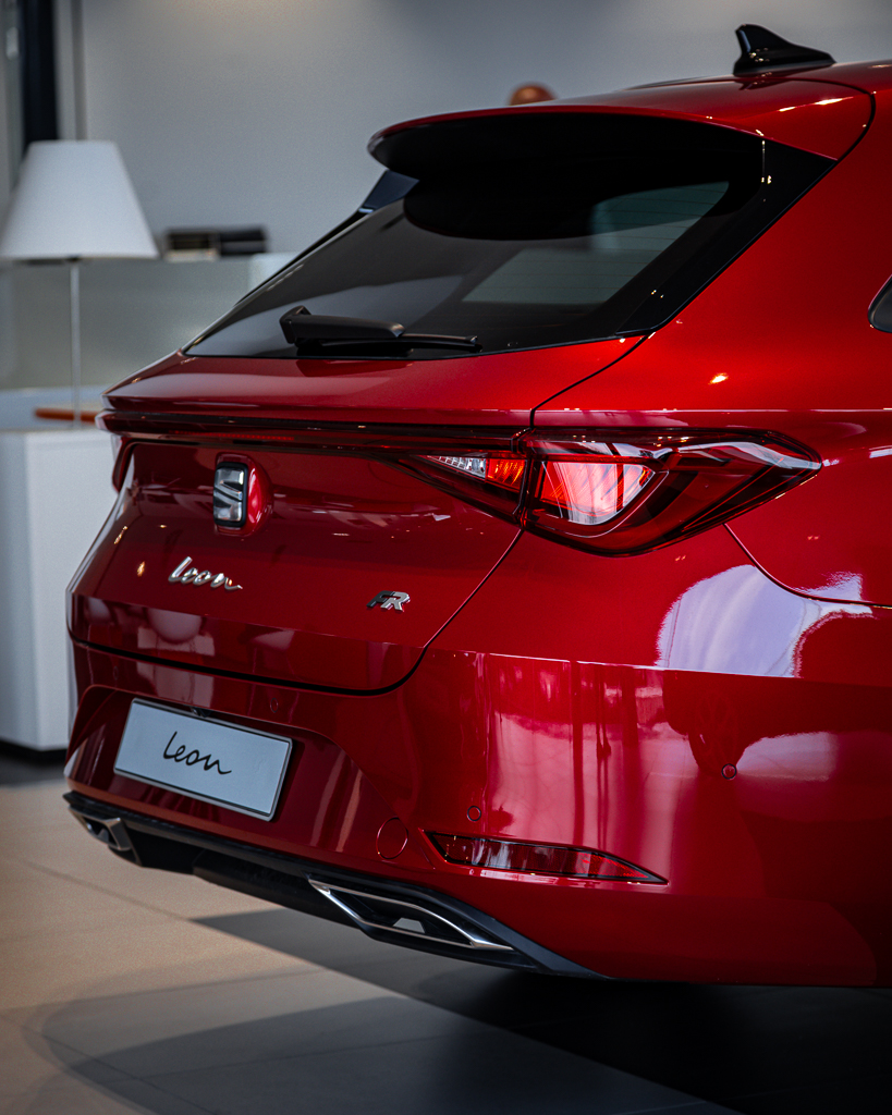 🔴 ¡Embárcate en una experiencia de conducción apasionante a bordo del SEAT León FR... el verdadero ícono de la elegancia deportiva! 🔥 Descubre el poder y potencia bajo el capó, su diseño vanguardista, y disfruta de la adrenalina en cada curva.