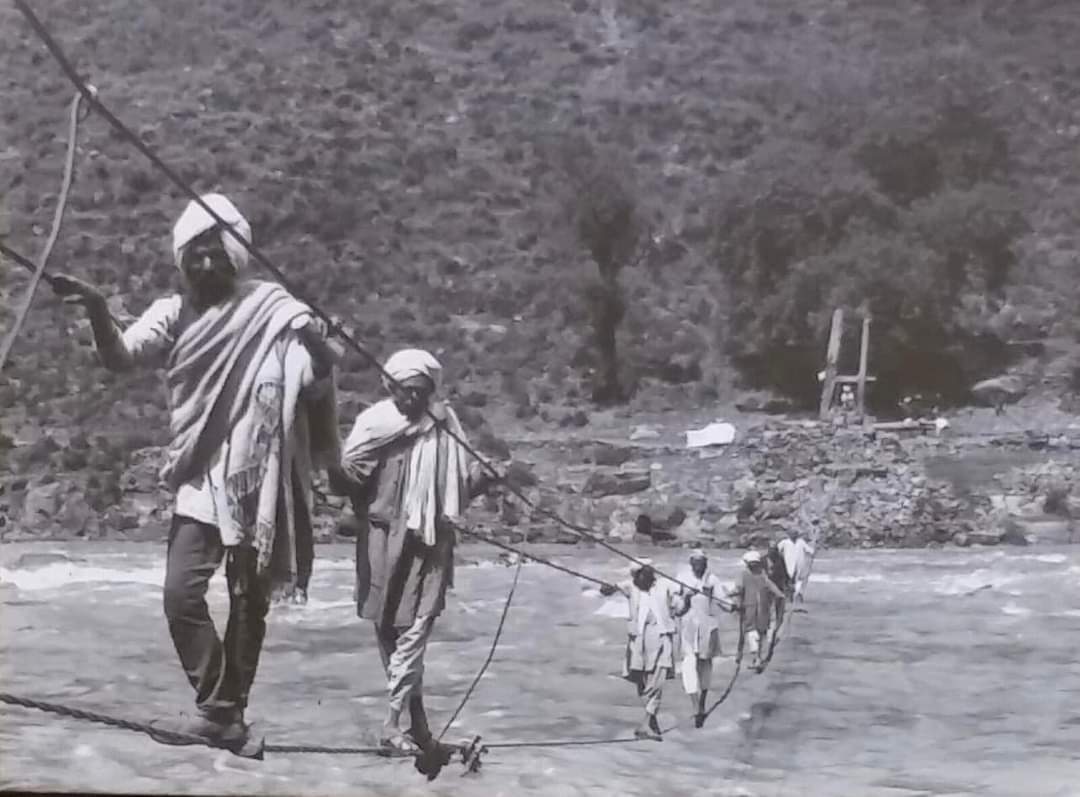 Several men crossing the Jhelum River on Three-rope Bridge, Garhi, India, Kashmir State.
Photograph 1912.
Now in Pakistan, Garhi Dupatta is a small town. It is located 20 kilometers away from Muzaffarabad city on Muzaffarabad-Chakothi road along with Jhelum River.
#HistoryofIndia