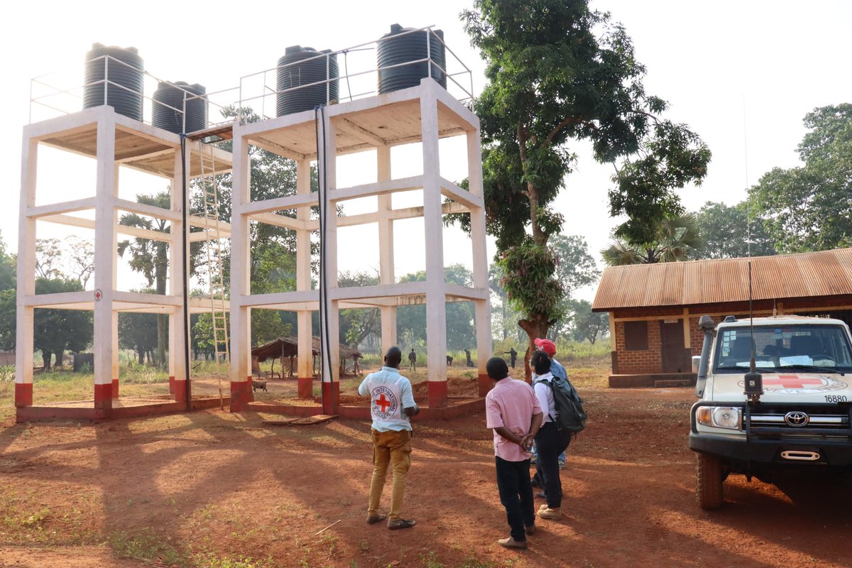 Deux châteaux d’eau installés à Ippy #RCA permettent de distribuer à base de l’énergie solaire, de l’eau courante à travers 9 bornes fontaines. La population de cette ville a vu leur accès à l’eau amélioré.
Projet d’urgence de longue durée à travers les énergies renouvelables.