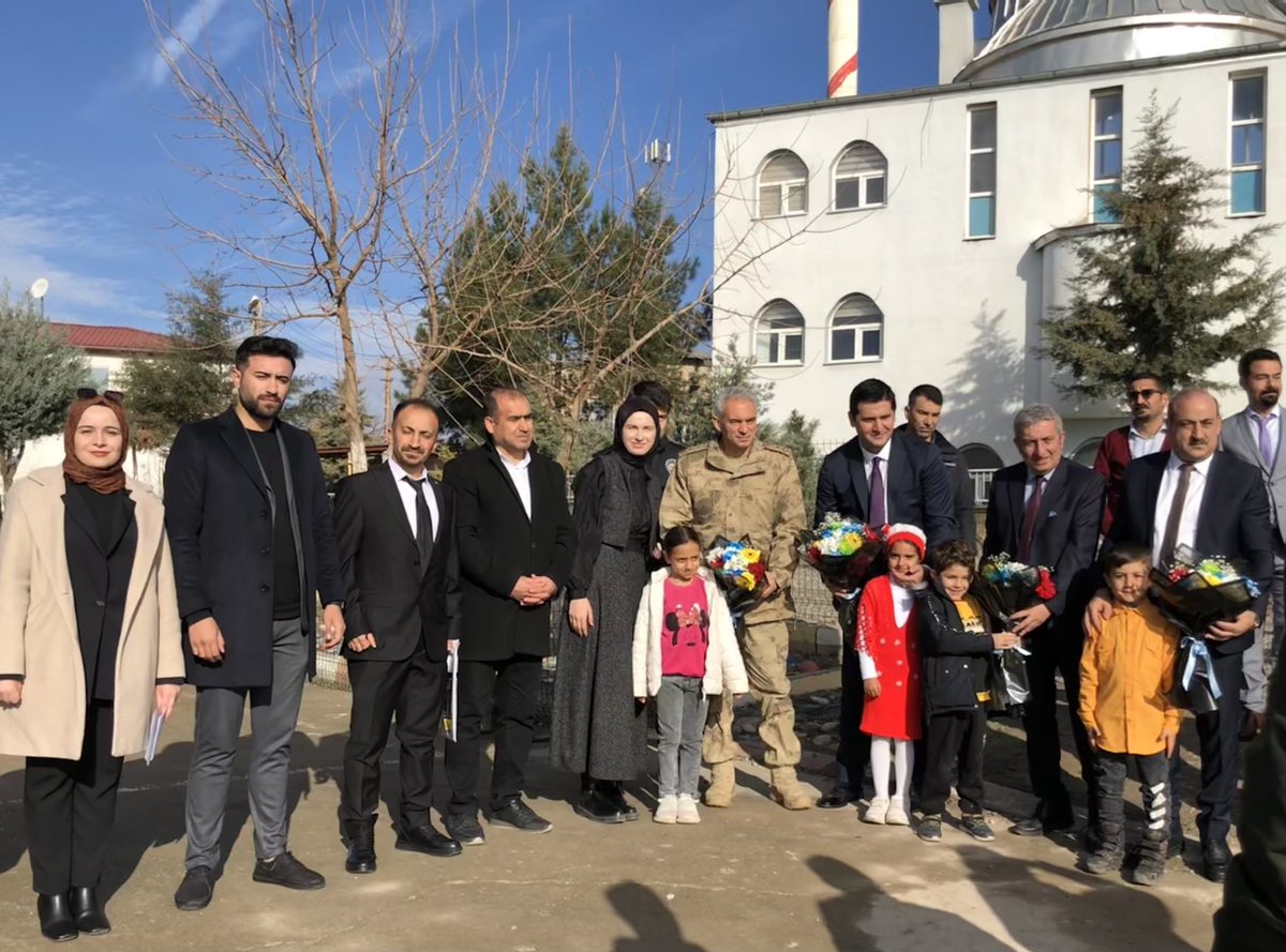 CizmeliO's tweet photo. Karne törenimize katılım sağlayan Eruh Kaymakamımız İbrahim Engin ŞENAY’a ve Eruh İlçe Milli Eğitim Müdürümüz Mehmet ÇiFTÇİ’ye saygılarımızı ve teşekkürlerimizi sunuyoruz.💐 @Dr_KemalKzlkaya @ibrahimenginsny @eruh_kaymakam @EruhBeltr @mem_siirt @SiirtValiligi https://t.co/VccuSJuyZo