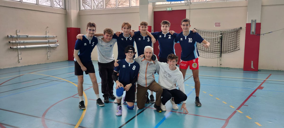Deux titres de champions de département pour l’AS volley !🏆 Les filles et les cadets terminent 1er et les juniors garçons 4èmes.  Une 1ère marche franchie pour nos joueurs qui défendront les couleurs du lycée lors des finales académiques 🏐👍