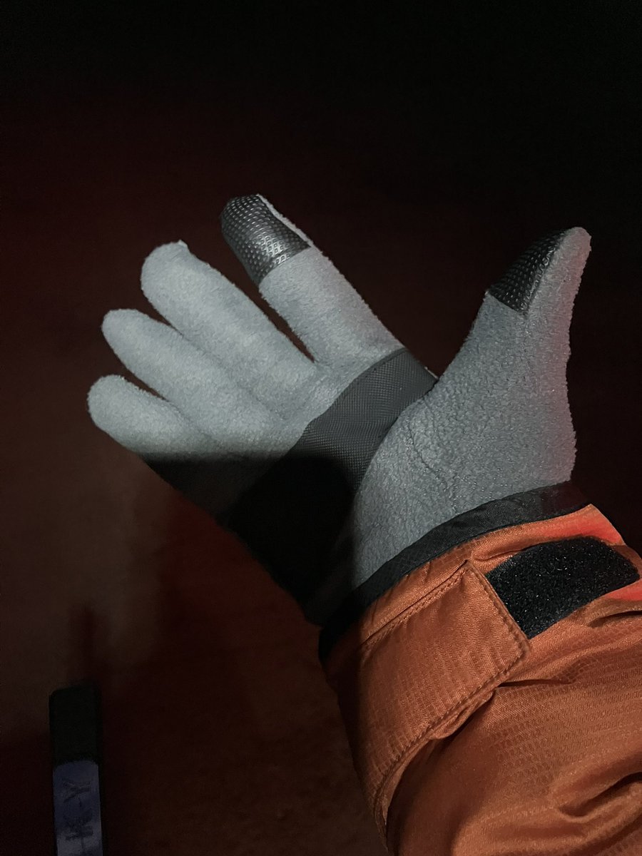 寒い夜間のドローン調査で大活躍の手袋！
でもドローンパイロットは手袋越しだと感覚が違うので冬の現場は辛い❄️
#ドローン #ドローンパイロット #ドローンレンタル #ドローン調査 #企業公式つぶやき部