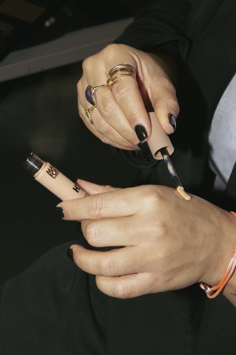 Makeupforever's tweet photo. #HotFromTheRunway Backstage at Botter FW24 with lead MUA Naïma Bremer using our #AquaResist Brow Pencil, #TheProfessionAll Mascara, #UltraHD Pressed Powder and #HDSKIN Concealer.    

Photos by Victoria Paterno

#PFW #MAKEUPFOREVER https://t.co/2faUN4SZYQ