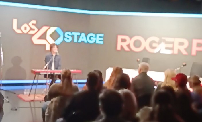 xavicanet's tweet photo. Hi ha moments que son punts d'inflexió en la carrera d'un artista. 
Ahir ROGER PADRÓS va compartir amb mes d'un centenar de seguidors les cançons que formaran part del seu nou disc a l'estudi Toresky de Radio Barcelona
#Los40Stage #Can40 @Els40_ https://t.co/LlgHqghGWD