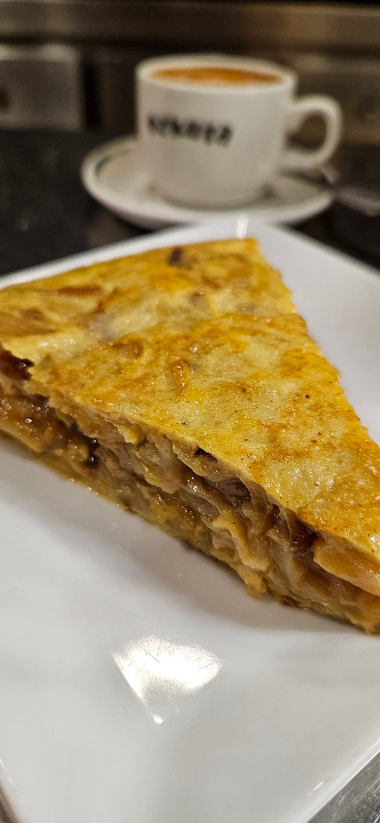 Oraitz's tweet photo. @EzkurraRest (Gros-Donostia)
Mantiene viva la esencia y personalidad de lo que ha sido y es un bar de barrio, cercanía y cuidado. No es fácil encontrar una ensaladilla y toetilla de este nivel en nuestra ciudad! https://t.co/cYVtZVMSVT