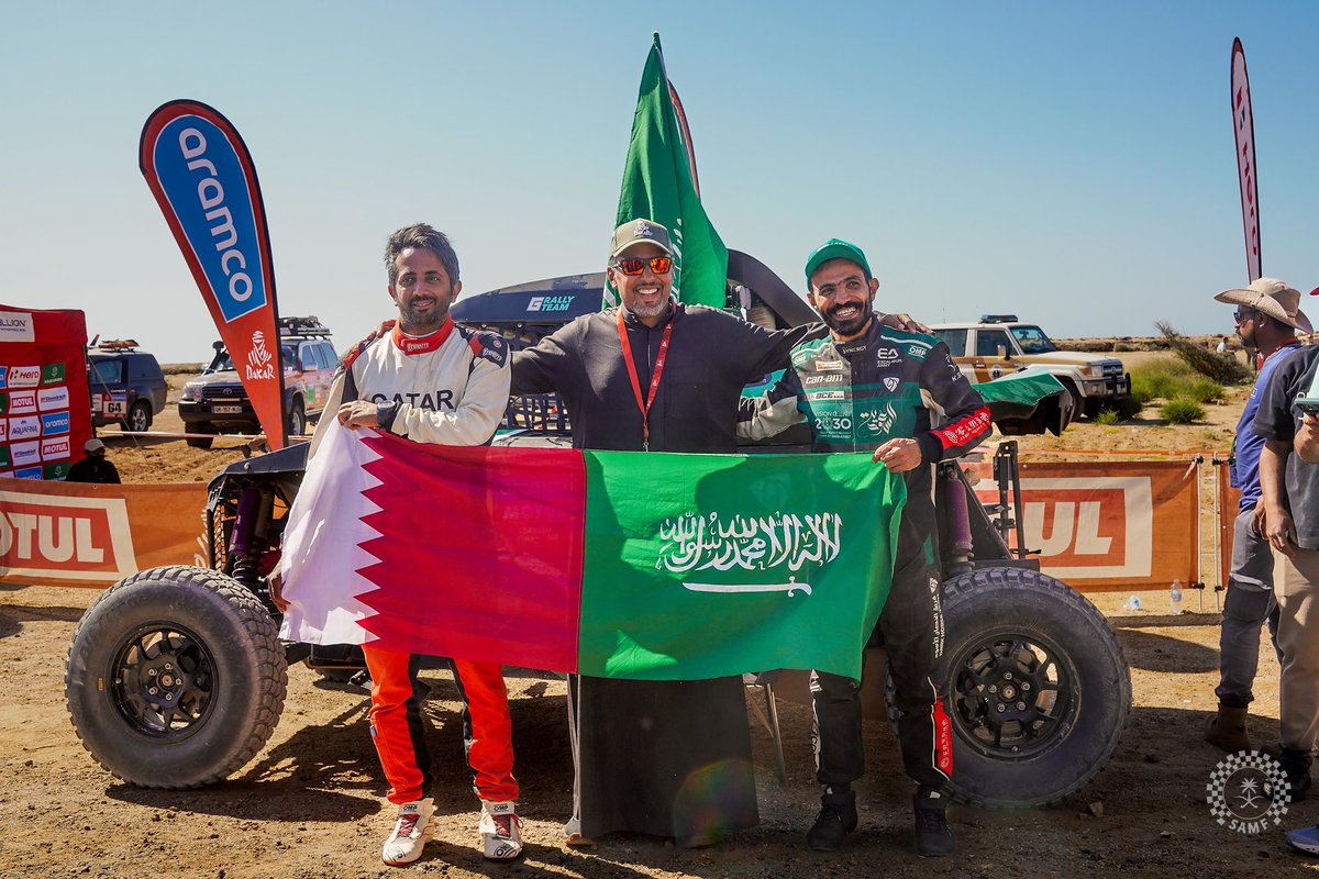 SAMF_GOV's tweet photo. 📸 بعد رالي شاق وطويل.. أبطال السعودية في #داكار2024 يقفون على خط نهاية المرحلة الأخيرة من الرالي باستقبال صاحب السمو الملكي الأمير خالد بن سلطان العبدالله الفيصل رئيس مجلس إدارة الاتحاد السعودي للسيارات والدراجات النارية 🇸🇦⚡️
#داكار_في_السعودية https://t.co/hw8Vc5mDbY
