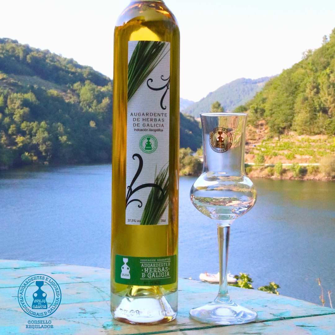 orujodegalicia's tweet photo. 🌿A #Augardente de #Herbas de #Galicia obtense a partires de augardente amparada pola Indicación Xeográfica, mediante a maceración en presenza das herbas que a caracterizan
💚 Caracterízase polo aspecto limpo e cristalino
✨ En boca é doce
🔗https://t.co/mrlAuQT8pR https://t.co/jJwCGYBpJC