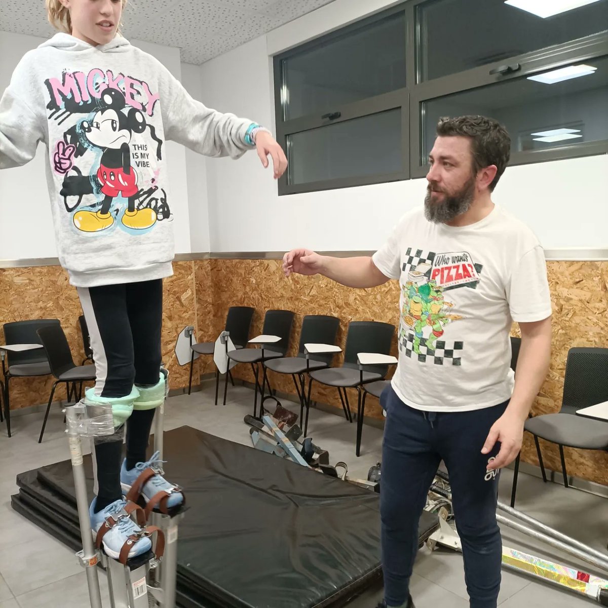 El lunes tuvimos un taller muy chulo.Iniciación al manejo de zancos. Gracias Álvaro 😊👏👏
Ayuntamiento de Carbajosa de la Sagrada 
Cibercarba