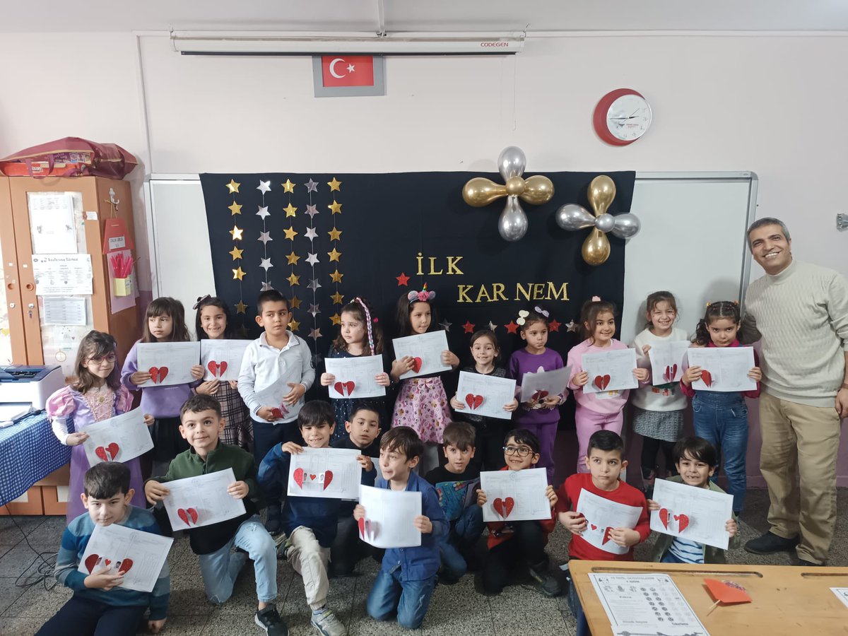 orhangazibalc's tweet photo. 2023-2024 Eğitim-Öğretim Yılının ilk dönemini başarıyla tamamlayarak karne sevinicini yaşayan tüm öğrencilerimizi, değerli velilerimizi ve saygıdeğer öğretmenlerimizi gönülden tebrik ediyor; her birine sağlıklı ve huzurlu bir ara tatil diliyorum. @BalcovaMEM https://t.co/4tJAvcfCsV
