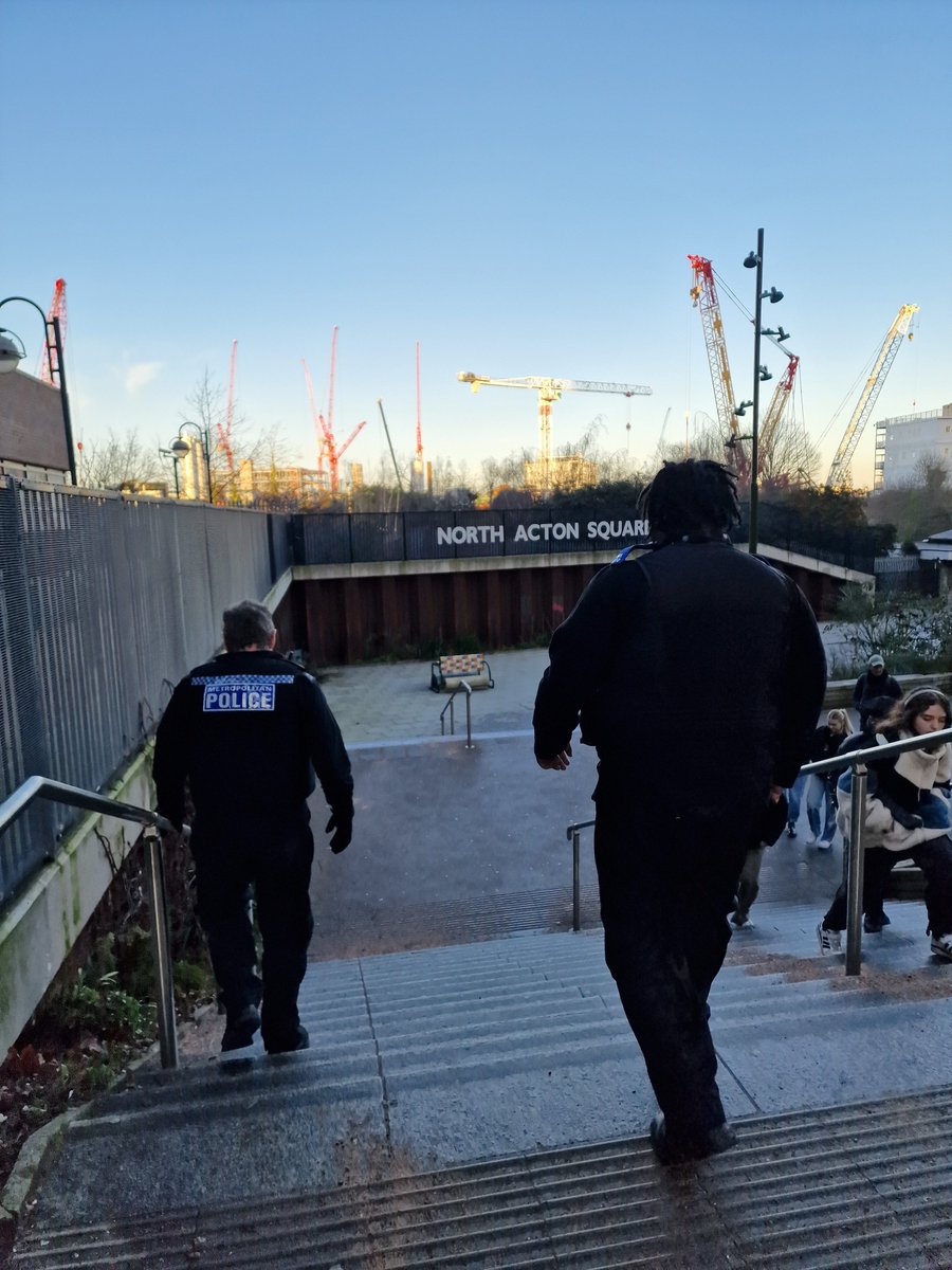 Today we were out and about with North Acton SNT conducting patrols across both our wards. Even in the cold conditions the patrols go on (with the help of gloves).🥶🧤