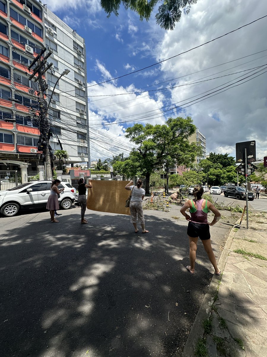 leodewes's tweet photo. protesto na ramiro barcelos @CEEE_Equatorial 60h sem luz! https://t.co/2FmBm3kHUx