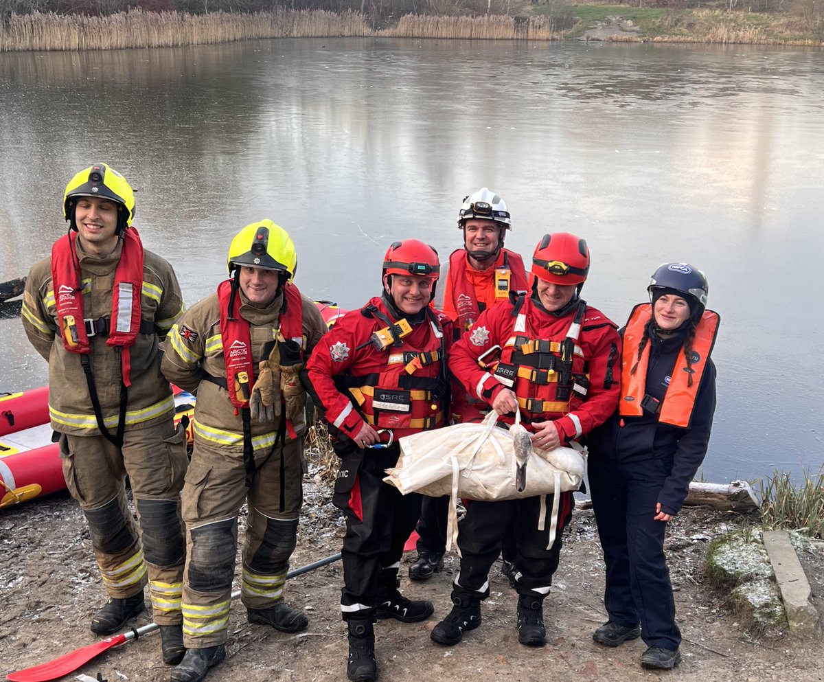 Crews from @WestMidsFire @WMFSWalsall and @WMFSTechRescue Blue watch assisting @RSPCA_official @RSPCA_Frontline personnel with the rescue of a swan trapped in ice on a frozen lake Reedswood Walsall. #bewareoffrozenlakes