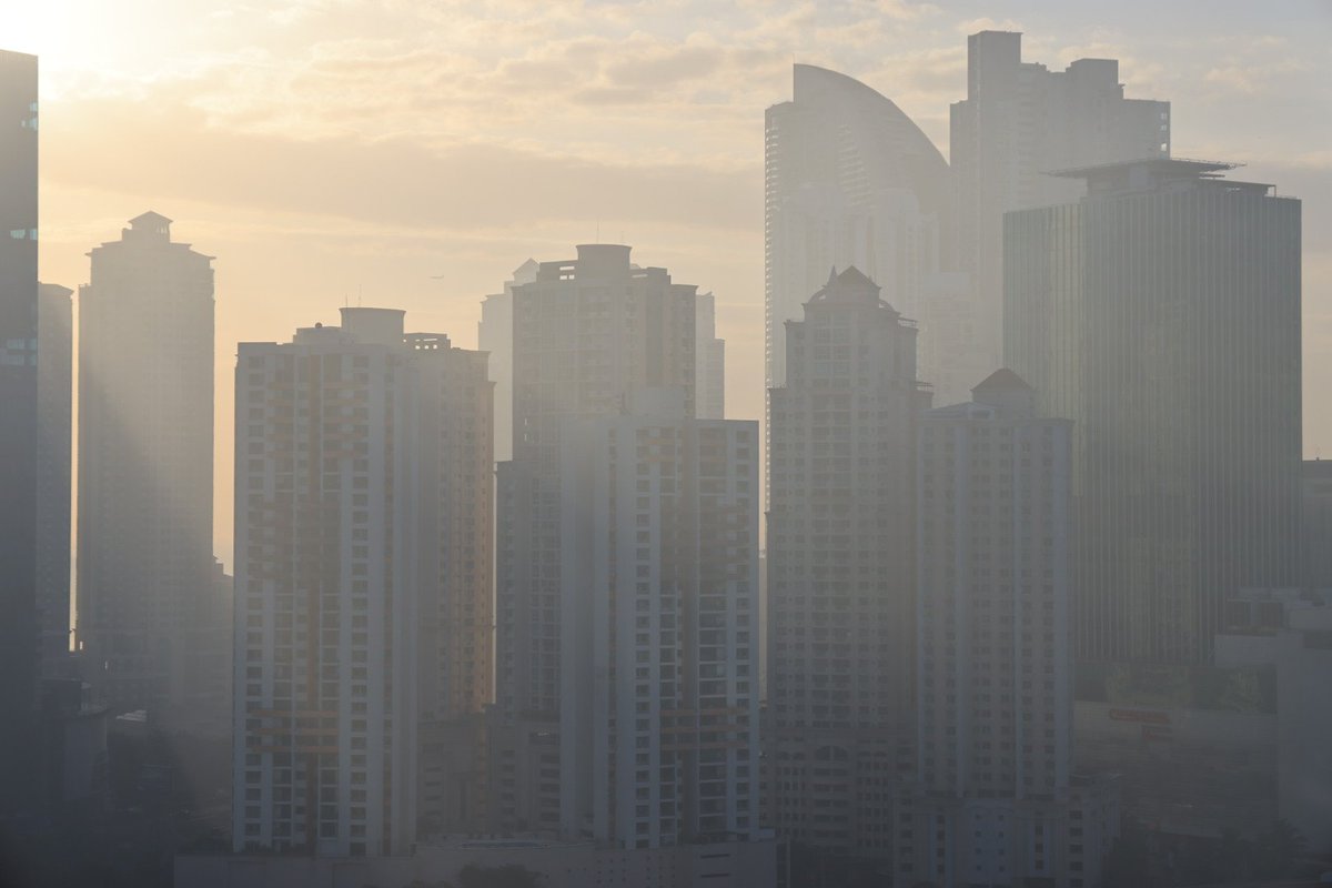 vlad0x's tweet photo. Humo de desechos en ciudad de Panamá provocado por el incendio de cerro patacon.

#cerropatacon #panama #incendio #humo #pty #skyscraper #buildings #photooftheday https://t.co/yk5phOz2zB