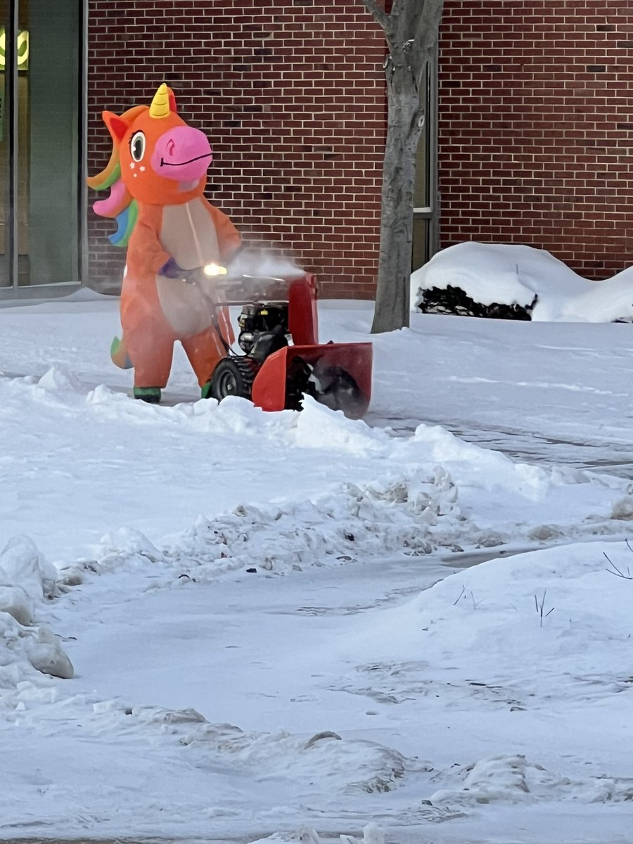 SMSRaidersAD's tweet photo. We had a special visitor helping out this morning. South Side is the best Side @SMSouthTDain @theSMSD #culturewins https://t.co/4mXKmbJfrA
