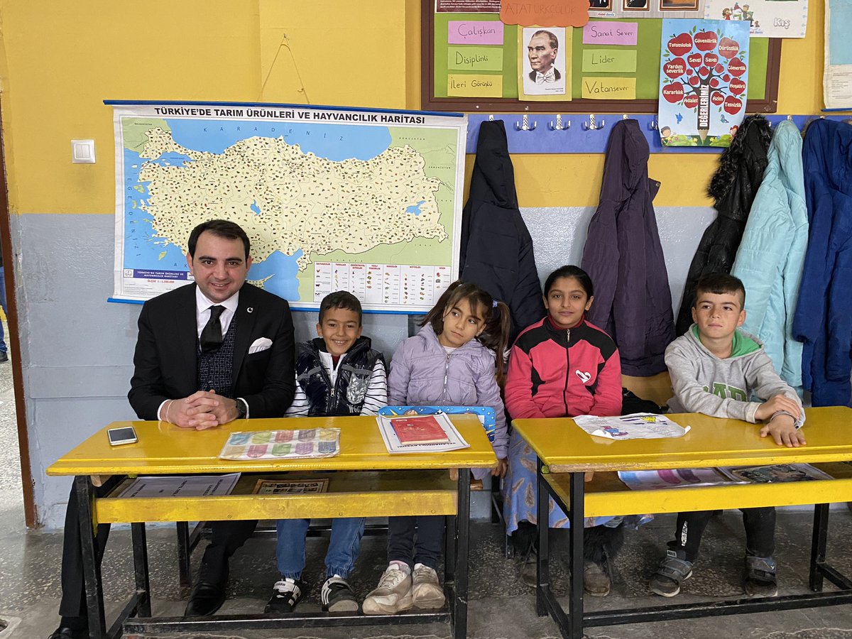 orhangazikrakas's tweet photo. Bugün okullarımızı ziyaret ederek  öğrencilerimizin karne sevincine ortak oldum.

Bu vesileyle tüm öğretmen, öğrenci ve velilerimize iyi tatiller diliyorum. https://t.co/cZFJvZM3dS