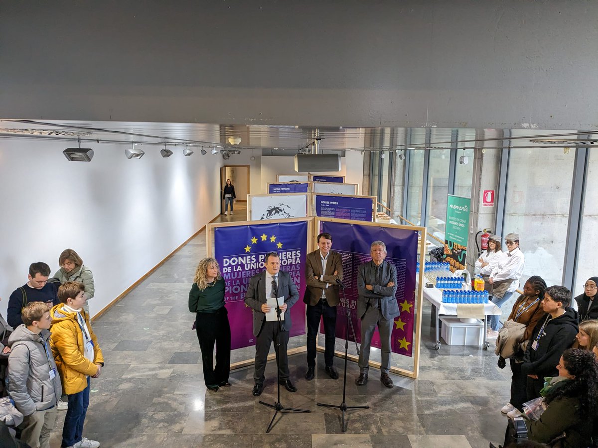 EDlleida's tweet photo. ➡Aquest migdia hem inaugurat l'exposició "Dones Pioneres de la UE" @Europarl_CAT al Centre de Cultures i Cooperació Transfronterera @UdL_info 🇪🇺
L'acte ha comptat amb l'assistència d'estudiants de les Escoles Ambaixadores del @Europarl_ES a #Lleida i @javilopezEU https://t.co/dcnIUrL5i4