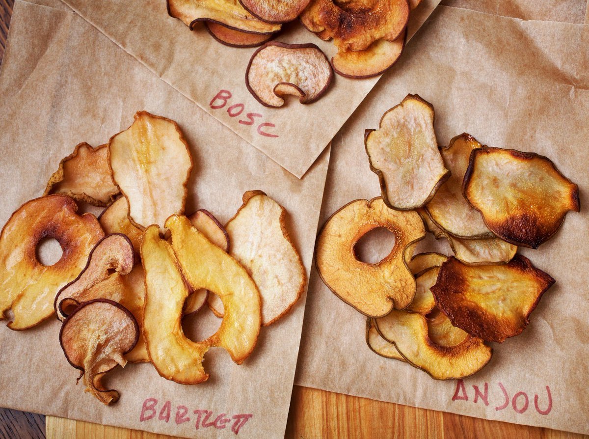 Ellie_Krieger's tweet image. This recipe turns one simple ingredient -#pears-into a fun treat w/ surprisingly complex flavor &amp;amp; a #crunchy, yet chewy, chiplike texture. Enjoy as a snack or dessert to tuck into a lunchbox or an elegant addition to a cheese board. tinyurl.com/4twhuvjw #pearcrisps #fruitsnack
