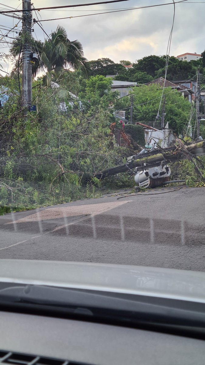 salssilva's tweet photo. @CEEE_Equatorial Bairro Nonoai desde terça-feira sem luz e ainda transformador e fios no chão. https://t.co/mm98cTUMtc