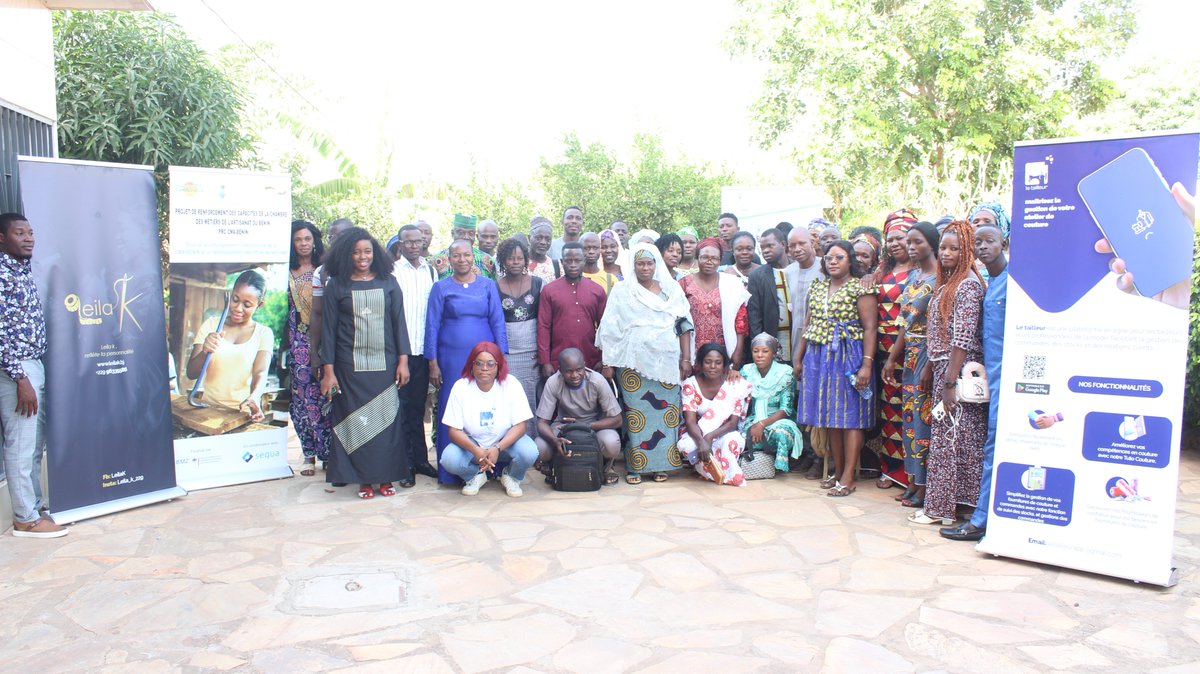 Agro_Lab_benin's tweet photo. En partenariat avec TicAgroBusinessCenter, Nous étions à une formation à l'endroit des acteurs des couturiers, tailleurs  stylistes.
Mme Leila a montrer la pertinence de l'app "Le tailleur", une révolution pour l'amélioration des performances dans ce corps de métier.
#letailleur https://t.co/KXWpX1DTFg
