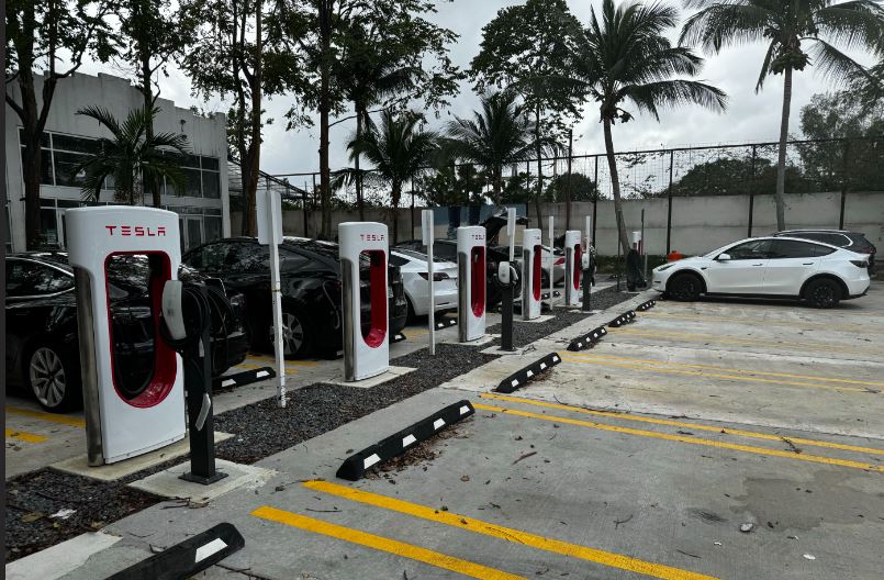 New Tesla Supercharger: Miami, FL - Northeast 4th Court (8 stalls) tesla.com/findus?locatio…