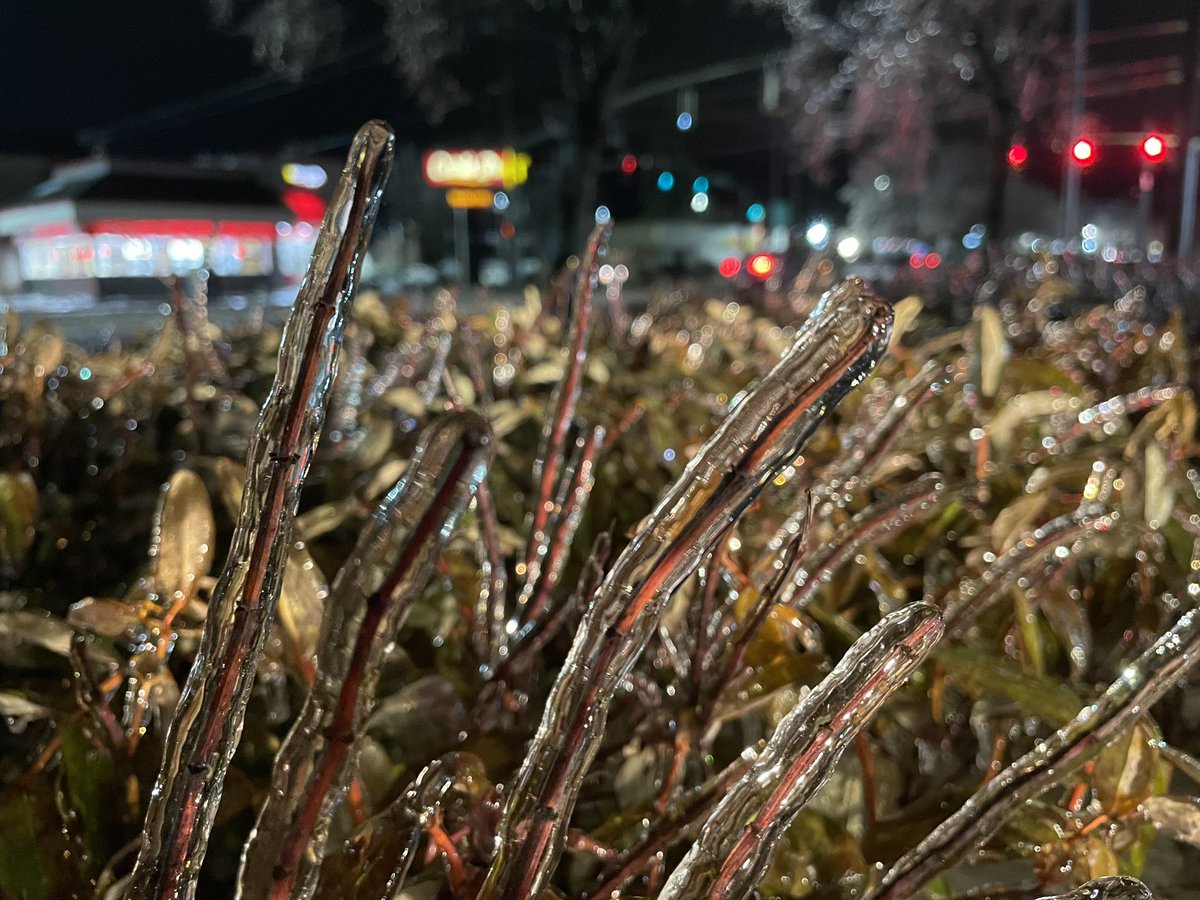 KGWphotog's tweet photo. It just won’t go away….at least on the Eastside. @KGWNews #ice #PortlandWeather https://t.co/H9T5wFMltZ