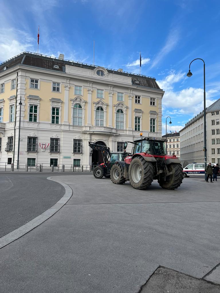 j_greimel's tweet photo. Traktoren vor dem Bundeskanzleramt. Die #Bauernproteste haben wohl Wien erreicht. https://t.co/KbI20kr5rB