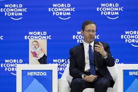 arayamas's tweet photo. URGENTE!!!
Suiza estudia cargos contra el presidente israelí que vino a Davos
GINEBRA, 19 de enero – RIA Novosti. 
La Fiscalía General de Suiza está considerando presentar cargos contra el presidente israelí, Isaac Herzog, por la situación en la Franja de Gaza, según informó a RIA Novosti el portavoz del departamento, Mateo Cremasci.
"La Fiscalía General de Suiza ha confirmado la recepción de los cargos penales presentados contra el presidente israelí. Los mismos están siendo examinados actualmente de acuerdo con el procedimiento normal", dijo en respuesta a una pregunta sobre si se estaba llevando a cabo alguna investigación contra el presidente israelí , que llegó a Davos para participar en el Foro Económico Mundial.

Sin embargo, Cremashi se negó a revelar las identidades de los solicitantes. Según él, la fiscalía está consultando con el Ministerio de Asuntos Exteriores suizo sobre la cuestión de la inmunidad de Herzog.

La semana pasada, la Corte Internacional de Justicia de La Haya inició audiencias en la demanda de Sudáfrica contra Israel por presuntas violaciones de la Convención sobre Genocidio en la Franja de Gaza. El país africano pidió que se obligue a Tel Aviv a detener su operación militar en el enclave, para garantizar que sus residentes tengan acceso a alimentos, agua y ayuda humanitaria y a no interferir con la presencia de misiones internacionales allí.

Israel participa en estos procedimientos, aunque no acepta la jurisdicción de la Corte Internacional de Justicia. Anteriormente, el Ministerio de Asuntos Exteriores judío afirmó que la reclamación de Sudáfrica no tiene fundamento fáctico y es una explotación del tribunal, y que "Pretoria está colaborando con los terroristas".

Sin embargo, varios países, entre ellos Turquía , Malasia, Venezuela, Brasil e Irán , apoyaron la demanda sudafricana. El Departamento de Estado de Estados Unidos, a su vez, afirmó que no ve signos de genocidio en la Franja de Gaza y la Comisión Europea no hizo comentarios al respecto.
Link a la noticia: https://t.co/Ib6KALfMuv