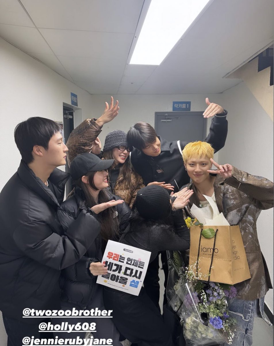 syaayounie's tweet photo. LOOK AT JENNIE AND SEUNGYOUN AAA THEYRE SO CUTE AND THANKYOU FOR COMING GUYS!!!😭😭💗💗💗💗 https://t.co/F1uYYDYxVh