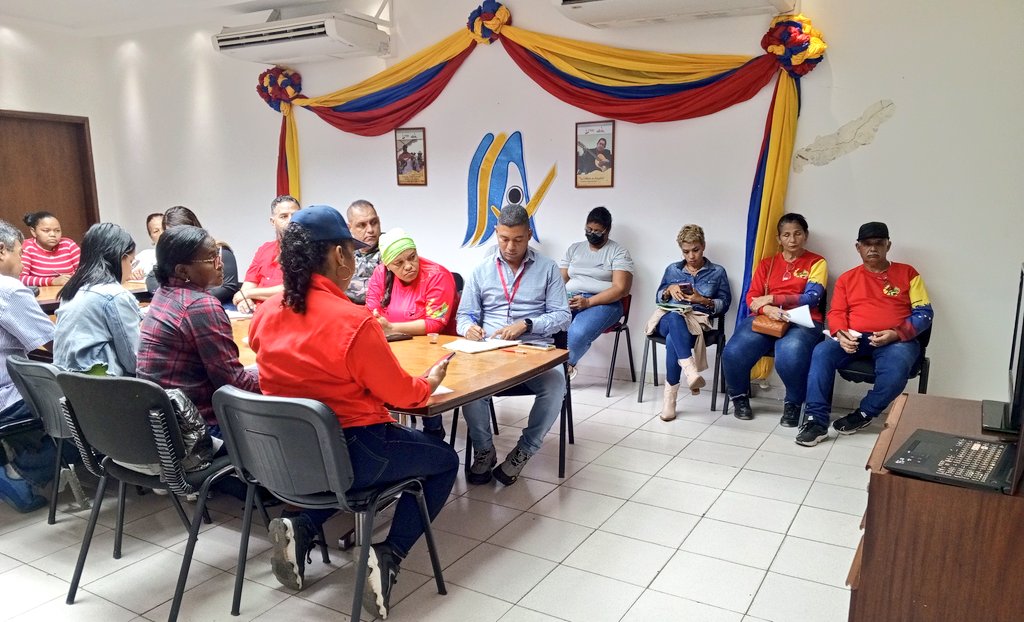 Cnae1Anzoategui's tweet photo. #19ener |#AlMomento La CNAE y su equipo de gestión en videoconferencia con todo el Estado Mayor de Alimentación, desde las instalaciones de Cereales de la Cruz en Anzoátegui liderada por el M/G @LealTelleria.
@_LaAvanzadora @pedrodiazg59
@cnaeoficial
#IndependeciaPlenaSoberana https://t.co/mHPlhCJSn7