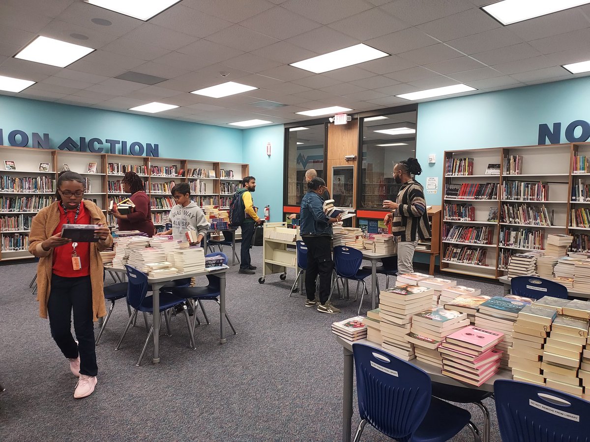 OlleLibrary's tweet photo. Free book giveaway. Our teachers are restocking their classroom libraries with new books. We were also able to give them away to students. Two new groups of students started their own book clubs with these books. #BookSuccess @OlleMightyOwls @Alief_Libraries https://t.co/VJ3HiC3Jh7