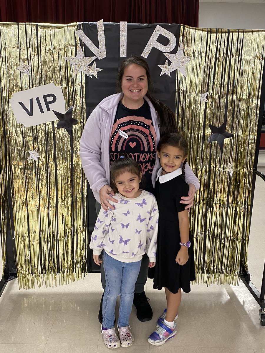 kl_leblanc's tweet photo. VIP Breakfast @PassmoreElem with the sweetest girls! I love them so much it hurts!!🩷 https://t.co/Y3hlhZ0zIz