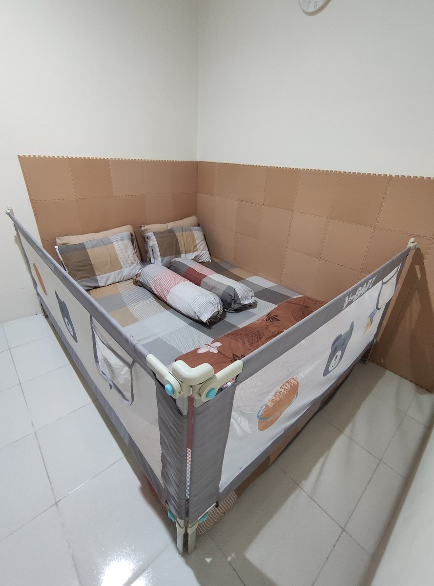 iqqqbalmu's tweet photo. BEST BUY KETIKA PUNYA ANAK: BELI BEDRAIL KASUR

Beli ini karna dlu anak pernah jatoh dari kasur, untungnya ga fatal. Lalu mulai cari2 bedrail bagus biar anak ga jatoh lagi

Semenjak punya ini jd tenang klo ninggalin anak tidur, sementara gue &amp; istri nonton film di lantai bawah ☺️ https://t.co/3MZFqfgP82
