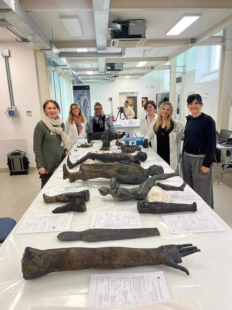 I Bronzi di San Casciano in mostra al @MANNapoli Nel laboratorio di restauro del museo sono iniziati i lavori preliminari all'allestimento della mostra, il cui percorso, dal 15 febbraio al 30 giugno 2024, prevede l'esposizione delle statue ritrovate nel sito archeologico